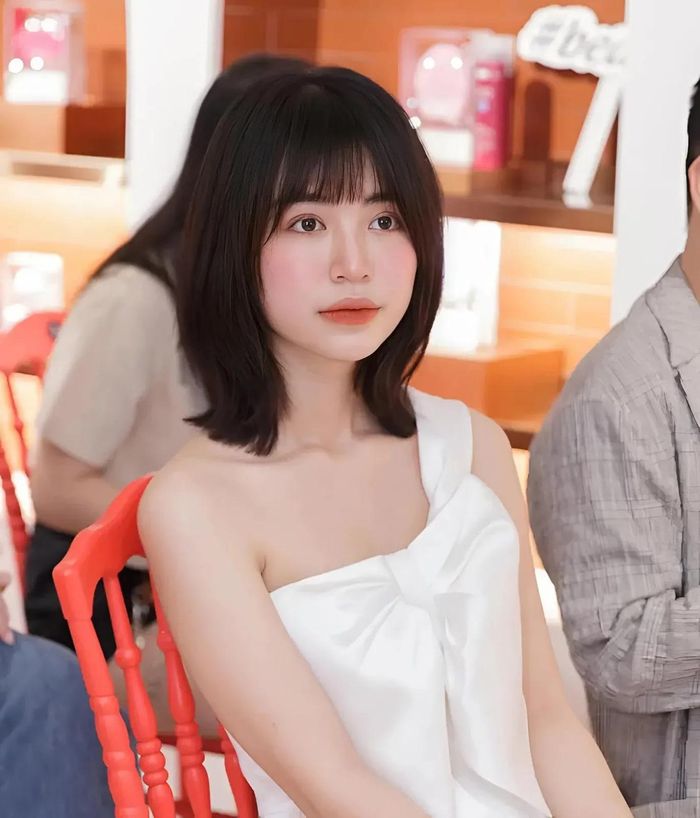 Với người yêu thích phong cách thanh lịch, hiện đại, tóc lob thẳng là lựa chọn đáng cân nhắc