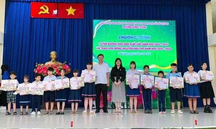 Học sinh, sinh viên có hoàn cảnh khó khăn nhận học bổng Nguyễn Hữu Thọ năm học 2025 - 2026
