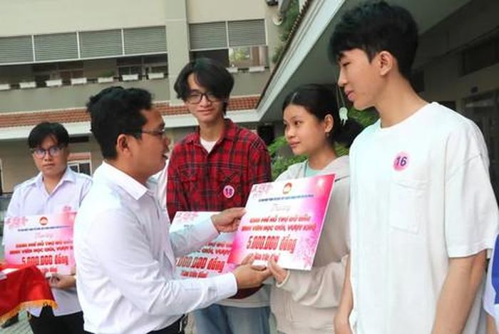 Ðại diện UBMTTQVN TPHCM trao tặng học bổng hỗ trợ sinh viên nghèo học giỏi, vượt khó