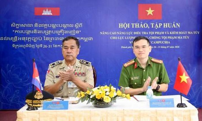 Trung tướng Pa Sophorn, Phó Cục trưởng Cục Thực thi pháp luật, Văn phòng Ủy ban quốc gia phòng, chống ma túy Vương quốc Campuchia và Thượng tá Phan Ngọc Cầm tại buổi khai mạc Hội thảo