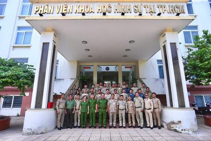 Đoàn công tác tham quan phòng giám định ma túy tại Phân Viện Khoa học hình sự Bộ Công an