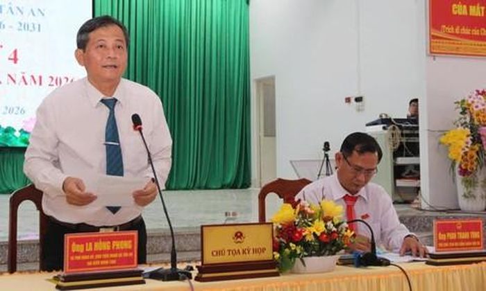 Đồng chí La Hồng Phong - Bí thư Đảng ủy Tân An phát biểu trong một hội nghị