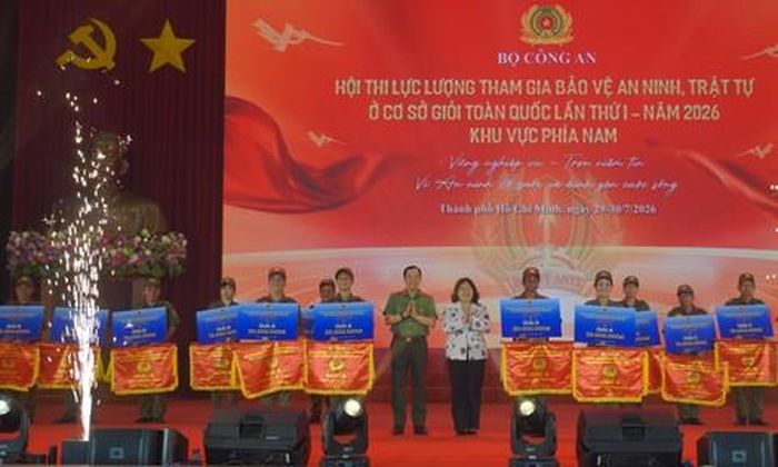 Thượng tướng Lê Văn Tuyến - Thứ trưởng Bộ Công an và bà Nguyễn Trường Nhật Phượng - Phó Chủ tịch HĐND TPHCM - trao Giải A cho 4 đội xuất sắc nhất