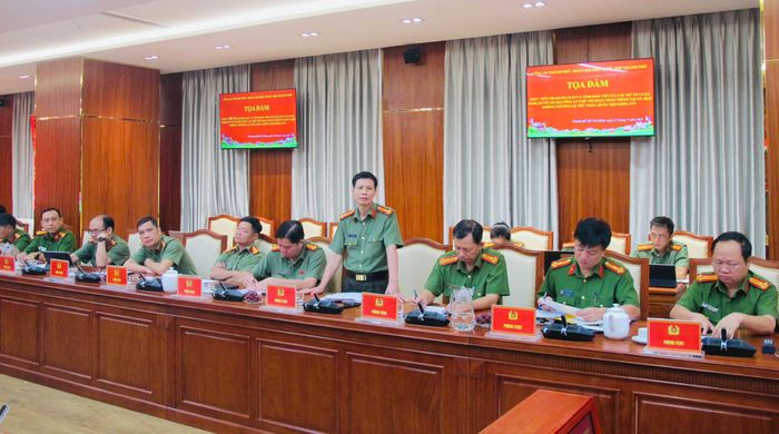 Các đại biểu trình bày tham luận tại buổi tọa đàm 