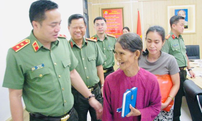 Đồng chí Giám đốc CATP thăm hỏi sức khỏe, cuộc sống mẹ con bà Mười