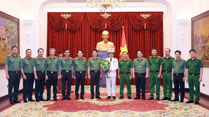 Bộ trưởng Lương Tam Quang và các đồng chí lãnh đạo Bộ cùng các đồng chí trong Đảng ủy Công an Trung ương tặng hoa chúc mừng Thứ trưởng Đặng Hồng Đức