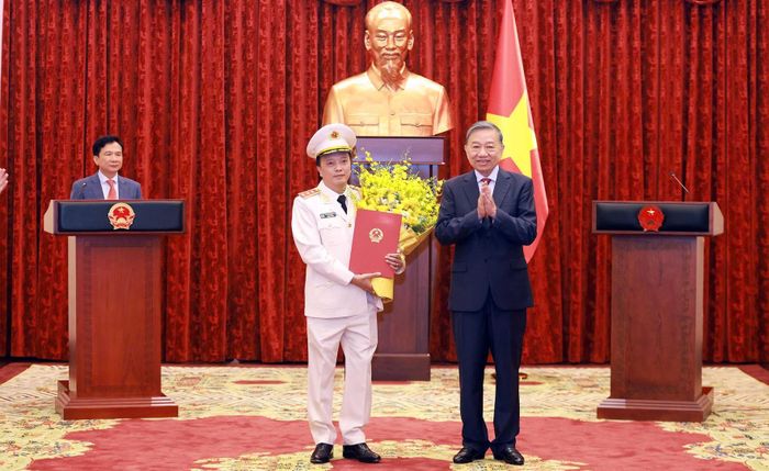 Tổng Bí thư, Chủ tịch nước Tô Lâm trao Quyết định thăng cấp bậc hàm Thượng tướng đối với Thứ trưởng Đặng Hồng Đức.