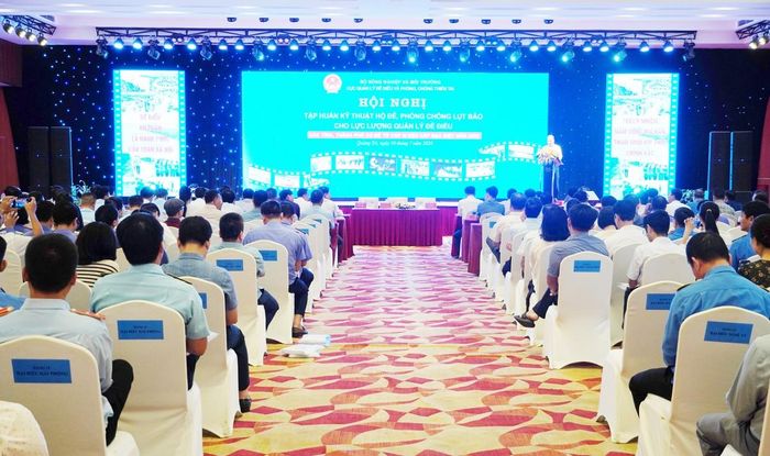 Quang cảnh hội nghị tập huấn kỹ thuật hộ đê, phòng, chống lụt bão cho lực lượng chuyên trách quản lý đê điều các tỉnh, thành phố