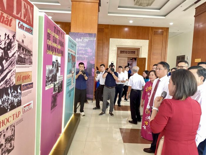 Các đại biểu tham quan không gian trưng bày Báo Việt Nam Độc lập.