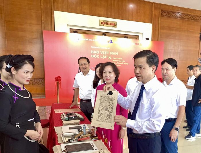Đồng chí Bế Thanh Tịnh, Phó Bí thư Thường trực Tỉnh ủy, Trưởng Đoàn đại biểu Quốc hội tỉnh Cao Bằng trực tiếp trải nghiệm kỹ thuật in Báo Việt Nam Độc lập.