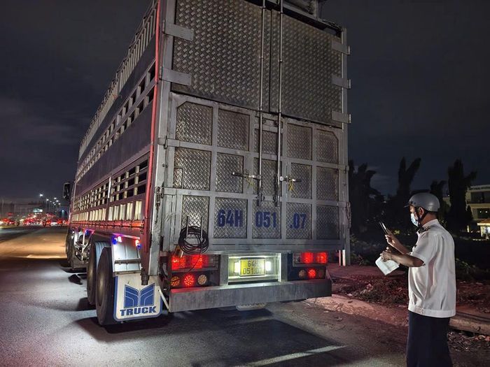 Lực lượng liên ngành kiểm tra xe vận chuyển heo tại cửa ngõ TP.HCM, qua đó phát hiện các lô heo dương tính với chất cấm thuộc nhóm Beta-Agonist. Ảnh: Chi cục Chăn nuôi và Thú y TP.HCM.