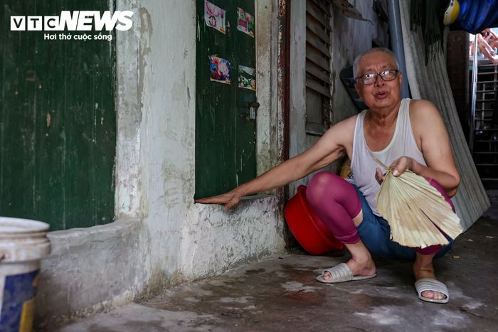 Ông Tĩnh cho biết thêm, dự án kéo dài nhiều năm cũng khiến điều kiện sống của người dân ngày càng xuống cấp. Khu vực giải tỏa xuất hiện nhiều bãi rác tự phát, hệ thống thoát nước không hoàn chỉnh khiến nước thải chảy tràn ra đường.