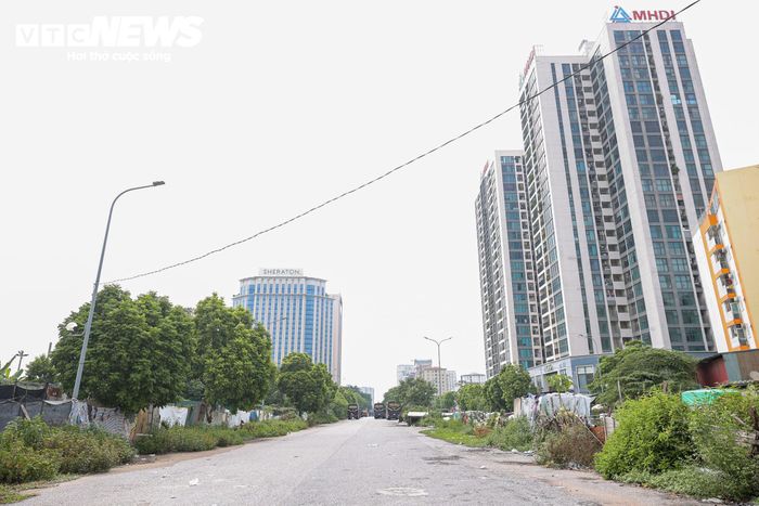 Theo ghi nhận của PV Báo Điện tử VTC News, hai đầu tuyến tiếp giáp đường Phạm Hùng và đường Lê Đức Thọ đã cơ bản hoàn thiện. Tuy nhiên, đoạn đi qua ngõ 252 đường Mỹ Đình vẫn chưa được giải phóng mặt bằng, trở thành “điểm nghẽn” khiến toàn bộ dự án phải đình trệ nhiều năm.