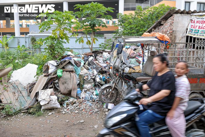 Rác sinh hoạt, phế thải xây dựng và vật liệu cồng kềnh chất thành từng đống, tồn lưu nhiều ngày, gây mất mỹ quan đô thị và ô nhiễm môi trường.