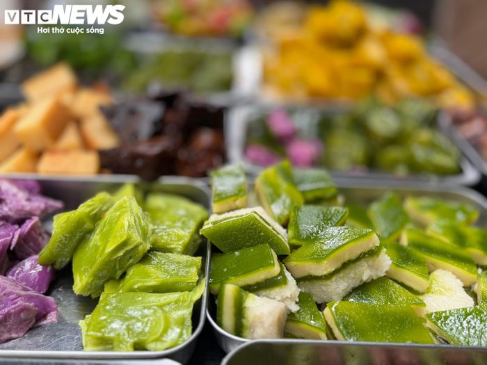 Các loại bánh truyền thống như bánh đúc, bánh lá mơ, bánh ít trần, bánh bò... gợi nhớ hương vị quê nhà.