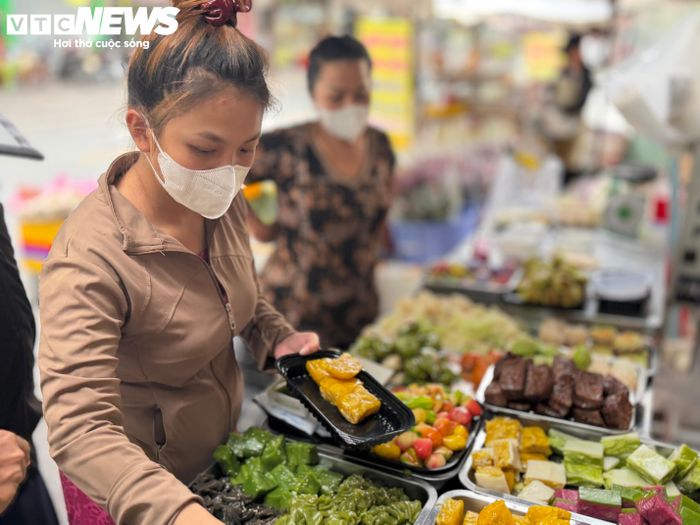 Nhiều khách hàng cho biết hương vị bánh khiến họ nhớ đến những món mẹ và bà từng làm thời thơ ấu.