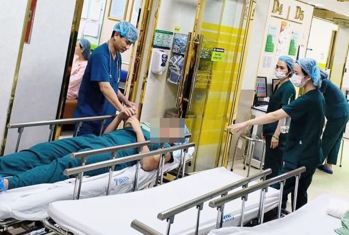 Vừa đón con chào đời, người chồng phải nằm cáng rời phòng mổ. (Ảnh: BSCC)