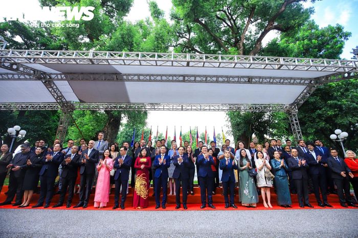Bộ trưởng Bộ Ngoại giao Lê Hoài Trung chụp ảnh kỷ niệm chung với Đại sứ các nước ASEAN và quan khách trong nước và quốc tế sau khi kết thúc lễ thượng cờ ASEAN.