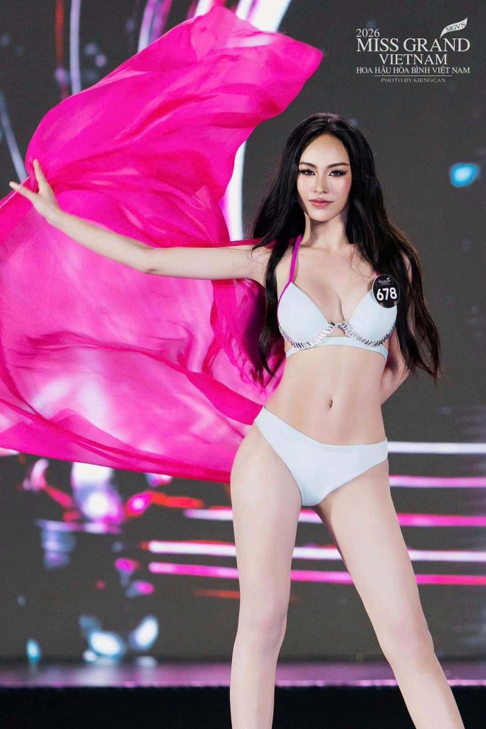 Nguyễn Quế Khanh cũng là gương mặt trẻ nhất trong nhóm ứng viên nổi bật. Tại cuộc thi năm nay, người đẹp vào top 6 Grand Chat và top 10 Grand Talent. Mỹ nhân 19 tuổi, quê Cần Thơ sở hữu chiều cao 1m66, số đo ba vòng 82-64-89 cm. Cô hiện theo học ngành Truyền thông đa phương tiện tại Đại học Cần Thơ. Trước khi thi hoa hậu, Quế Khanh là vận động viên dancesport và đăng quang Hoa khôi Miss FPTU Cần Thơ 2024.