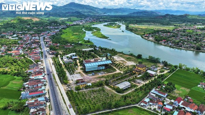 “Địa phương đã bổ sung khu đất vào quy hoạch để xây dựng thành điểm du lịch và hiện cũng đã có một số nhà đầu tư quan tâm, khảo sát thực địa và đề xuất đầu tư lên UBND tỉnh Gia Lai. Việc lựa chọn nhà đầu tư nào sẽ do UBND tỉnh quyết định.” ông Nguyễn Văn Khánh cho hay