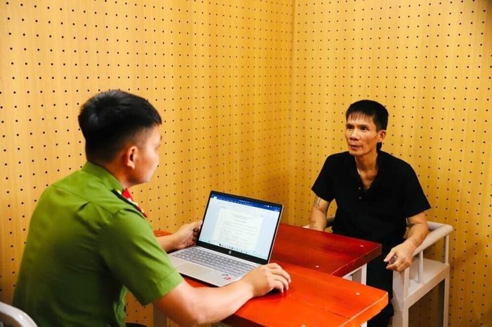 Cơ quan điều tra làm việc với Nguyễn Văn Dũng. (Ảnh: Công an Hà Tĩnh)