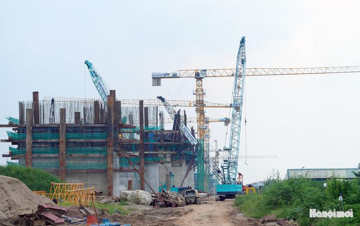 Cầu Hồng Hà nối liền hai bờ sông Hồng với điểm đầu thuộc địa bàn xã Ô Diên và điểm cuối thuộc xã Mê Linh (Hà Nội).