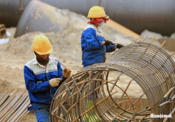 Công nhân thi công dầm sắt phục vụ triển khai trụ cầu.