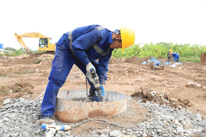 Công nhân khoan cọc khoan nhồi trụ đường dẫn.