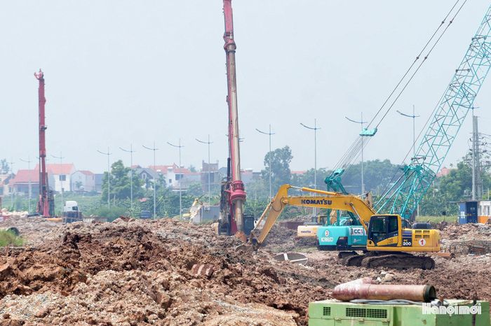 Khi đi vào hoạt động, cầu Hồng Hà sẽ tạo ra trục kết nối liên vùng giữa Hà Nội với các tỉnh lân cận như: Hưng Yên, Bắc Ninh, Phú Thọ.