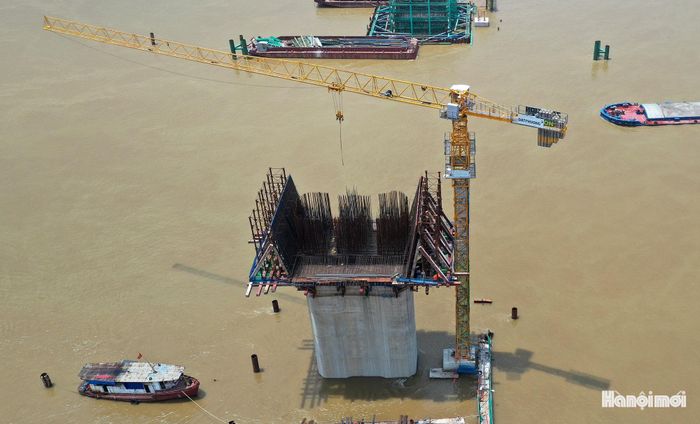 Ông Trần Đăng Khoa (Công ty cổ phần Đường cao tốc Vành đai 4 – Hà Nội) cho biết: “Chúng tôi đang tập trung thi công 9 trụ cầu dưới lòng sông, phần bệ trụ của nhiều trụ cầu đã đạt 78% và thân trụ đạt 60%. Ở kết cấu phần trên, đơn vị thi công đã đạt trên 25% số dầm cần đúc”.