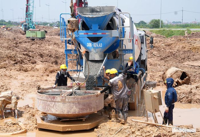 Tiến hành đổ bê tông cọc khoan nhồi trụ đường dẫn lên cầu thuộc địa bàn xã Mê Linh.