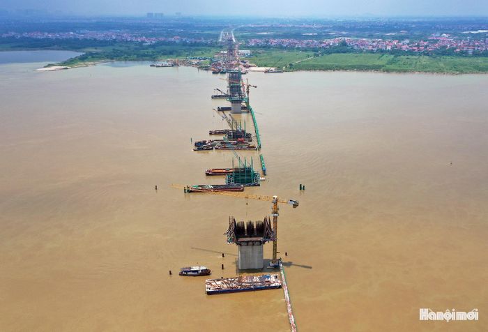 Sau hơn 7 tháng triển khai, dự án bắt đầu hình thành diện mạo rõ nét, nhiều trụ cầu vươn cao trên mặt nước và hai bên bờ sông Hồng.