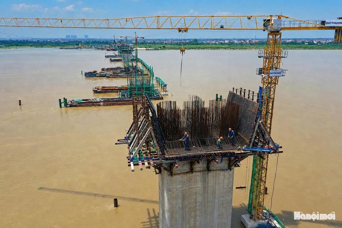 Theo ông Nguyễn Công Định (Giám đốc điều hành Công trình cầu Hồng Hà – Nhà thầu Trung Chính), quá trình triển khai 9 trụ cầu, đơn vị gặp khó khi thi công trụ P45, P46 và P47. Nhà thầu phải triển khai cấp bê tông trạm nổi để bảo đảm an toàn công trình.