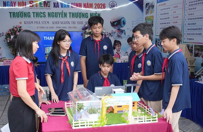 Học sinh Trường Trung học cơ sở Nguyễn Thượng Hiền giới thiệu mô hình “Nông nghiệp thông minh” tại Ngày hội STEM xã Vân Đình năm 2026. Ảnh: Lại Tấn