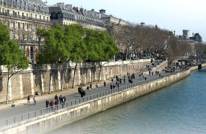Không gian công cộng Parc Rives de Seine bên bờ sông Seine ở Paris (Pháp). Ảnh Wikimedia Commons