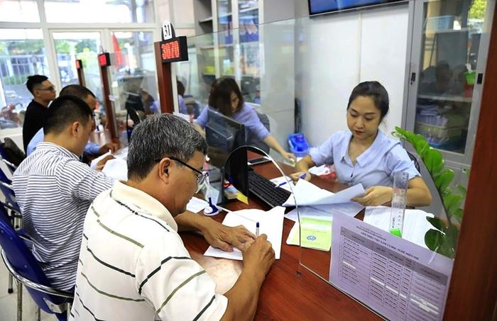 Giải quyết thủ tục hưởng trợ cấp thất nghiệp cho người lao động tại Trung tâm Dịch vụ việc làm Hà Nội. Ảnh: Trung Tâm