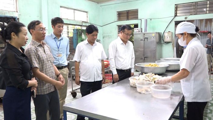 Cùng với hỗ trợ phát triển sản xuất, cơ quan chức năng đẩy mạnh thanh tra, kiểm tra và giám sát chất lượng vật tư nông nghiệp, an toàn thực phẩm. Ảnh: PV