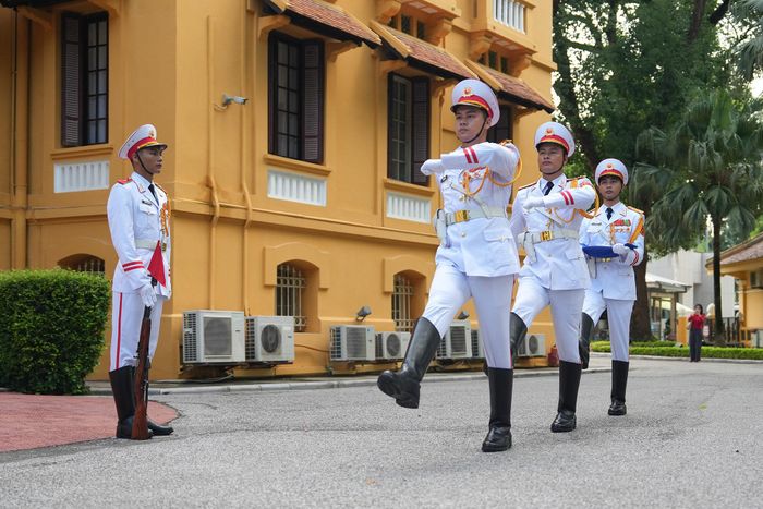 Đội tiêu binh thực hiện nghi lễ thượng cờ. Ảnh: Hoàng Linh