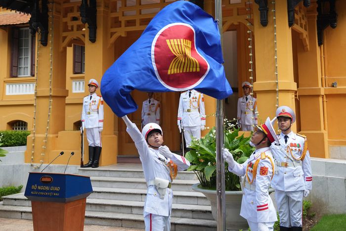 Lá cờ ASEAN là biểu tượng của bản sắc chung, tinh thần đoàn kết và khát vọng phát triển của các quốc gia thành viên. Ảnh: Hoàng Linh