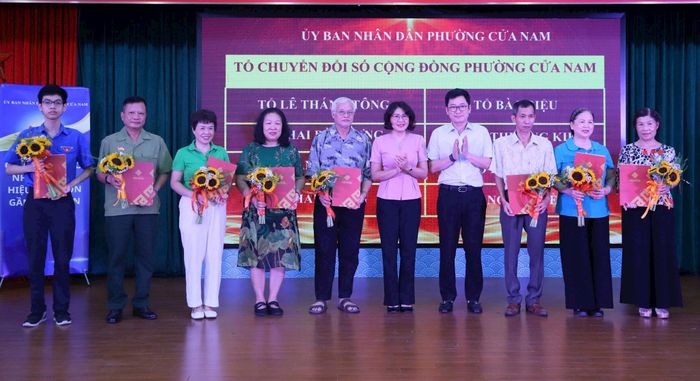 Phó Bí thư Thường trực Đảng ủy phường Cửa Nam Phạm Thị Thu Thủy và Phó Chủ tịch Thường trực UBND phường Nguyễn Tùng Lâm trao quyết định thành lập các Tổ chuyển đổi số cộng đồng. Ảnh: PV
