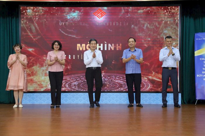 Các đại biểu thực hiện nghi thức ra mắt Trạm truyền thông số phường Cửa Nam. Ảnh: PV