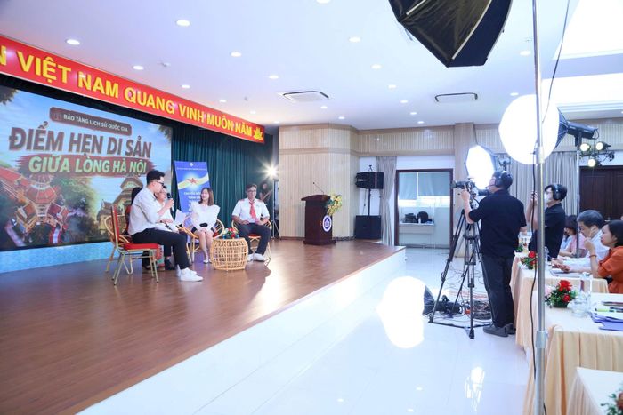 Chương trình livestream giới thiệu các sản phẩm du lịch văn hóa gắn với di sản, văn hóa kiến trúc trên địa bàn. Ảnh: PV