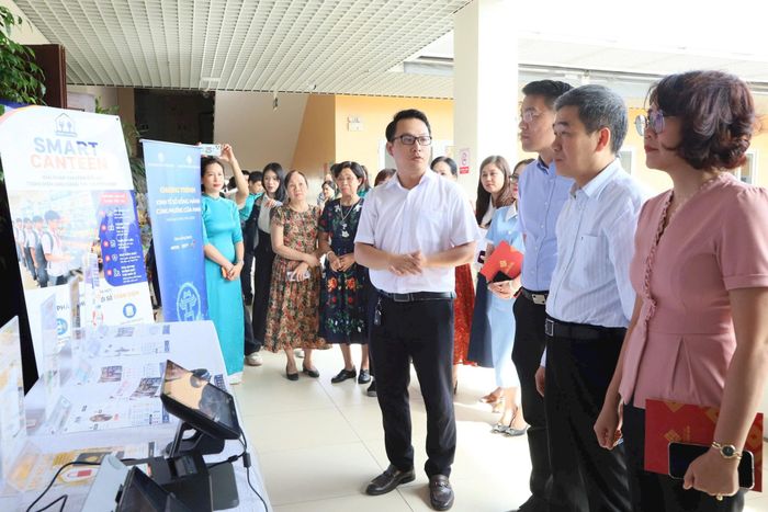 Các đại biểu tham quan gian hàng tại chương trình. Ảnh: PV