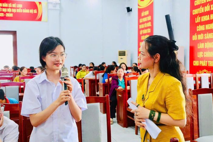 Chủ tịch Hội LHPN xã Mê Linh Trần Thị Lan (phải) tuyên truyền pháp luật cho hội viên phụ nữ, trẻ em gái. Ảnh: PV