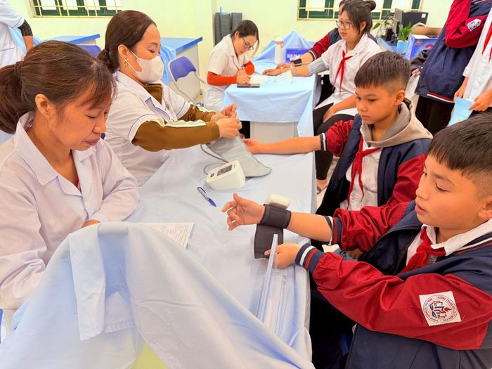 Khám sức khỏe định kỳ cho học sinh Trường THCS Minh Phú xã Kim Anh. Ảnh minh họa: Lương Giang