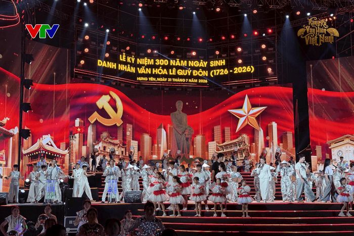 Chương trình có sự tham gia nhiều nghệ sĩ tên tuổi cùng hơn 100 nghệ sĩ múa chuyên nghiệp và gần 200 học sinh, sinh viên. Ảnh: VTV
