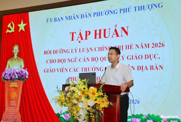 Phó Chủ tịch UBND phường Phú Thượng Bùi Thế Cường phát biểu khai mạc. Ảnh: Cao Kỳ