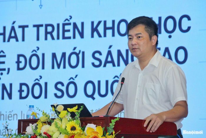 PGS.TS Trần Quang Diệu, Giám đốc Trung tâm Ứng dụng công nghệ thông tin, Học viện Chính trị Quốc gia Hồ Chí Minh - báo cáo viên của chương trình. Ảnh: Cao Kỳ