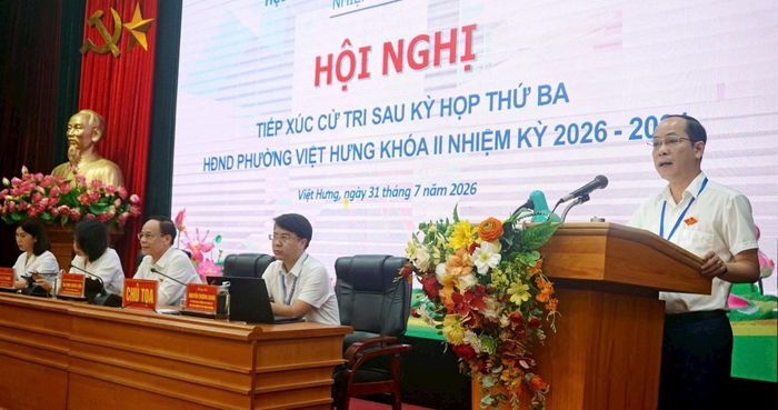 Phó Chủ tịch UBND phường Nguyễn Huy Vinh giải đáp ý kiến của cử tri. Ảnh: B.Duy