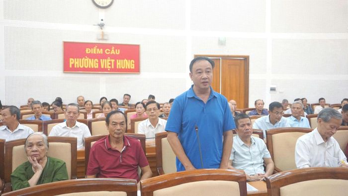 Cử tri nêu ý kiến tại hội nghị. Ảnh: B.Duy